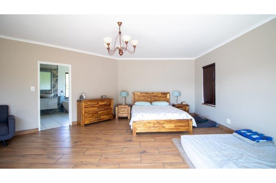 6 Bedroom Property for Sale in Lovemore Park Eastern Cape